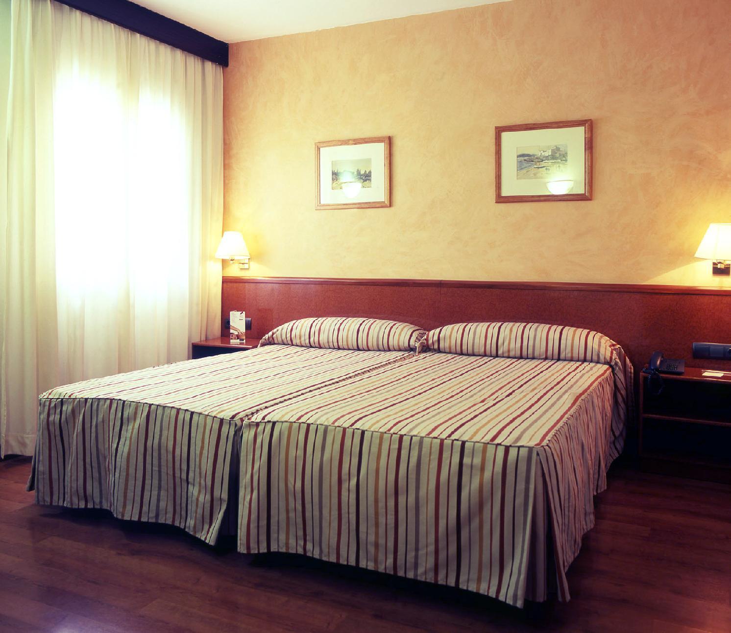 Catalonia Castellnou Hotel Barcelona Ngoại thất bức ảnh